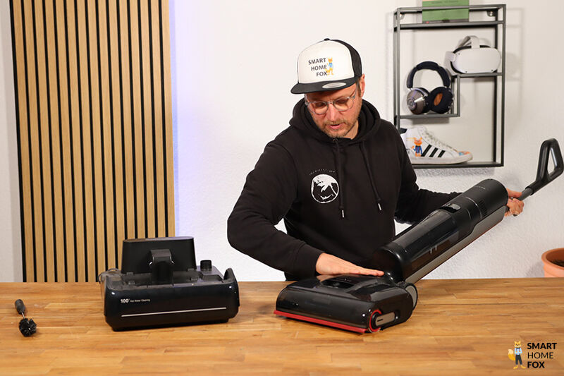 Dreame H15 Pro neben Station auf dem Tisch.